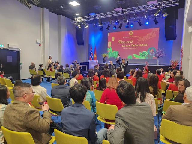 Tết ấm áp của cộng đồng người Việt ở nước ngoài 