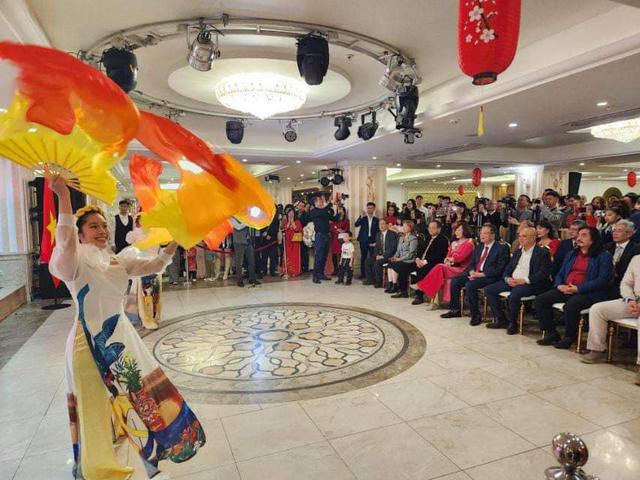 Tết ấm áp của cộng đồng người Việt ở nước ngoài 