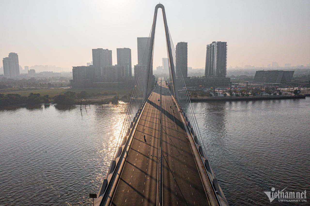 Đường phố Hà Nội, TP Hồ Chí Minh vắng vẻ trong sáng Mùng 1 Tết