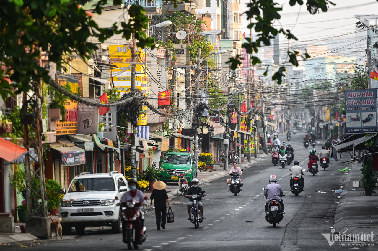 Đường phố Hà Nội, TP Hồ Chí Minh vắng vẻ trong sáng Mùng 1 Tết