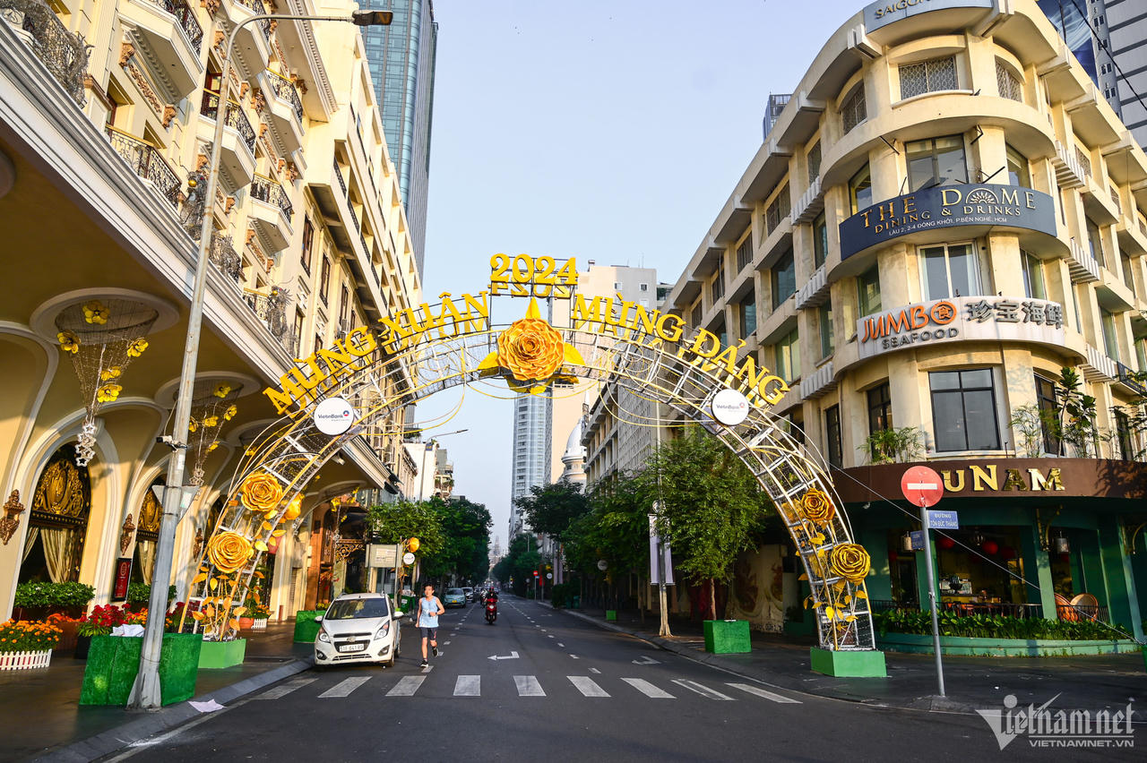 Đường phố Hà Nội, TP Hồ Chí Minh vắng vẻ trong sáng Mùng 1 Tết