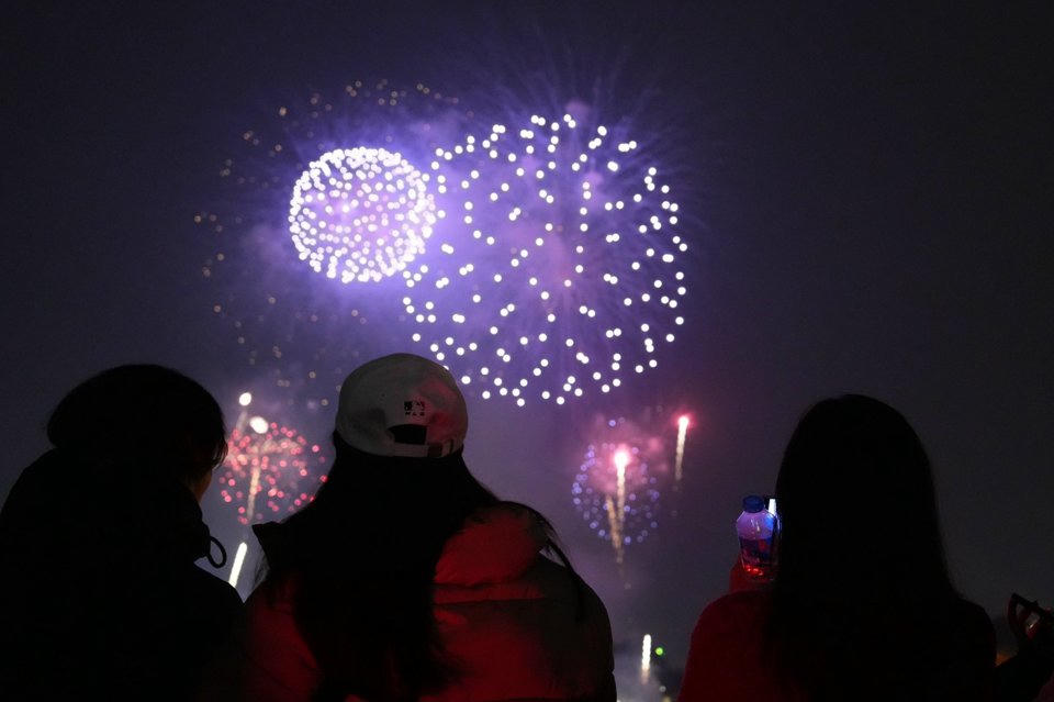 Chiêm ngưỡng màn trình diễn pháo hoa Giao thừa rực rỡ trên khắp cả nước 