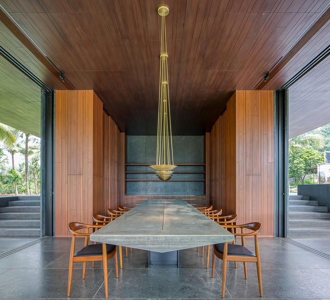 Nhà vườn ẩn mình với thiết kế độc đáo giấu các lớp cửa lùa 