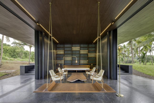 Nhà vườn ẩn mình với thiết kế độc đáo giấu các lớp cửa lùa 