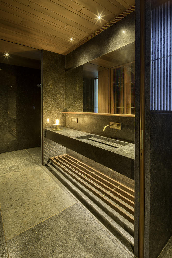 Nhà vườn ẩn mình với thiết kế độc đáo giấu các lớp cửa lùa 