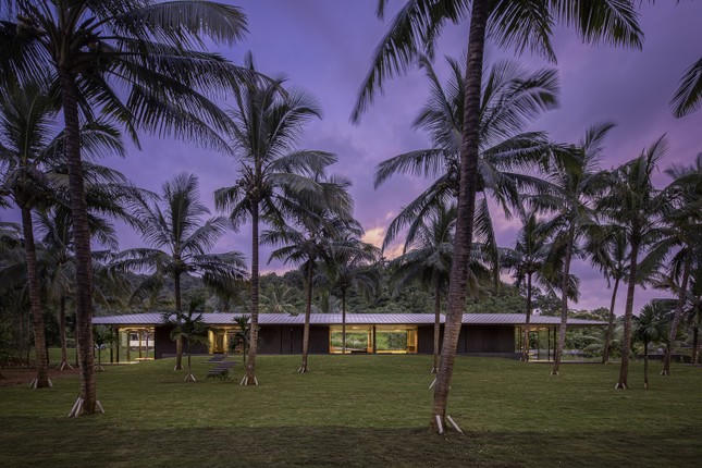 Nhà vườn ẩn mình với thiết kế độc đáo giấu các lớp cửa lùa 