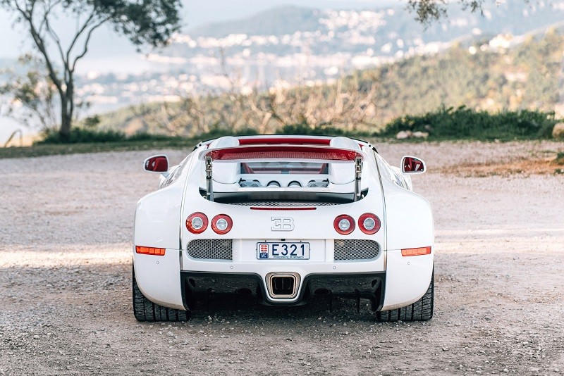 Ngắm siêu xe Bugatti Veyron phiên bản rồng hơn 1,7 triệu USD