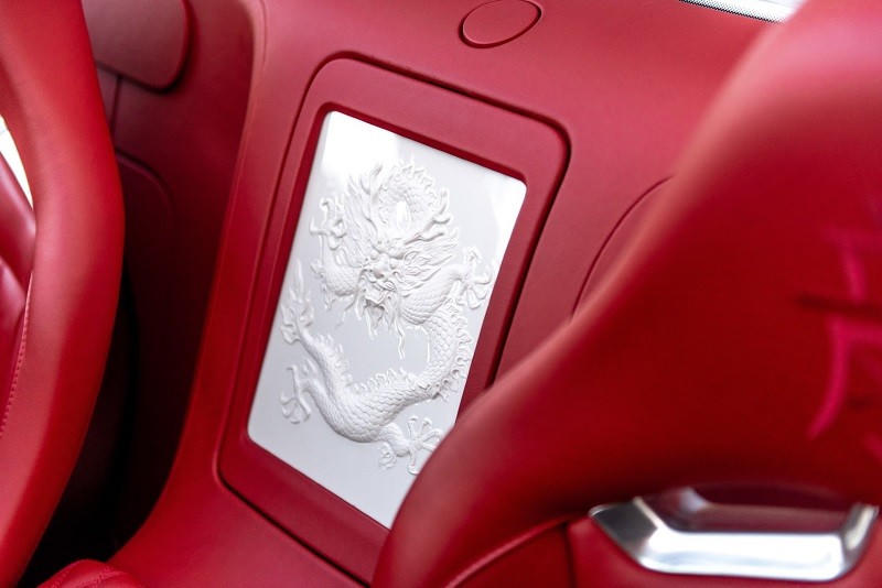 Ngắm siêu xe Bugatti Veyron phiên bản rồng hơn 1,7 triệu USD