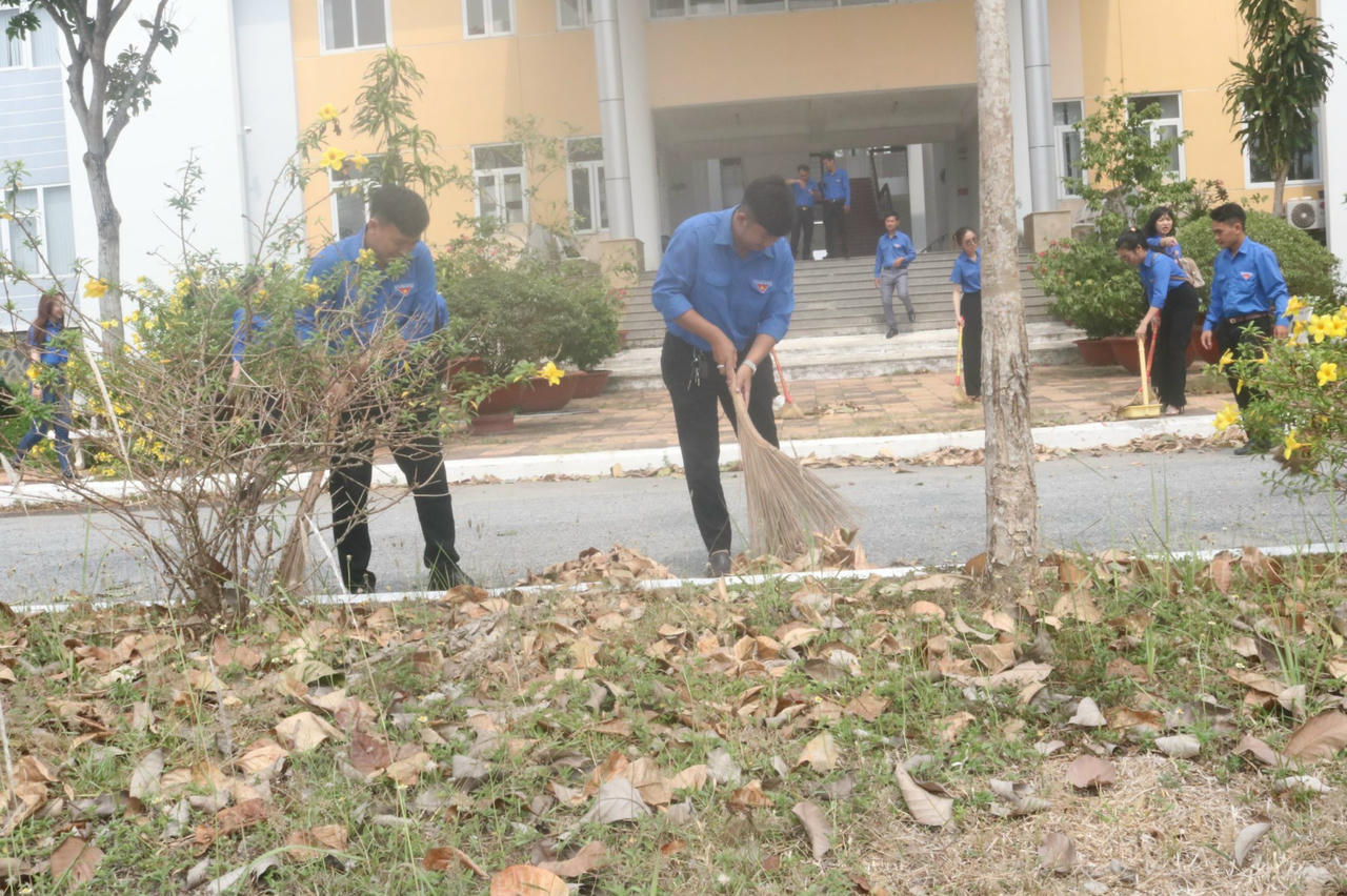 Tuổi trẻ Bộ Tư pháp đồng loạt ra quân hưởng ứng 'Ngày Chủ nhật xanh'