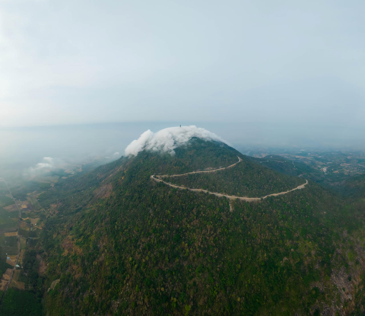 Ngắm nhìn biển mây trắng tuyệt đẹp trên Núi Bà Đen