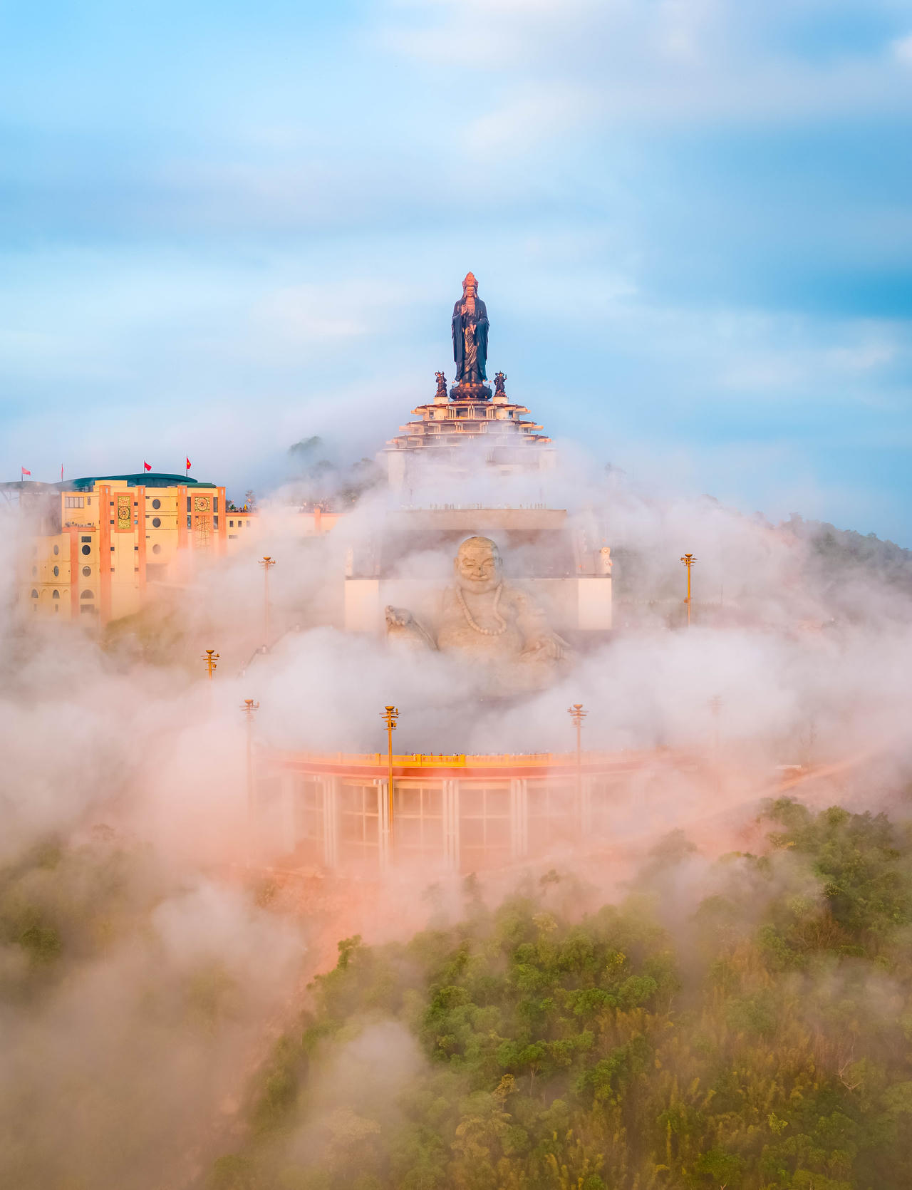 Ngắm nhìn biển mây trắng tuyệt đẹp trên Núi Bà Đen