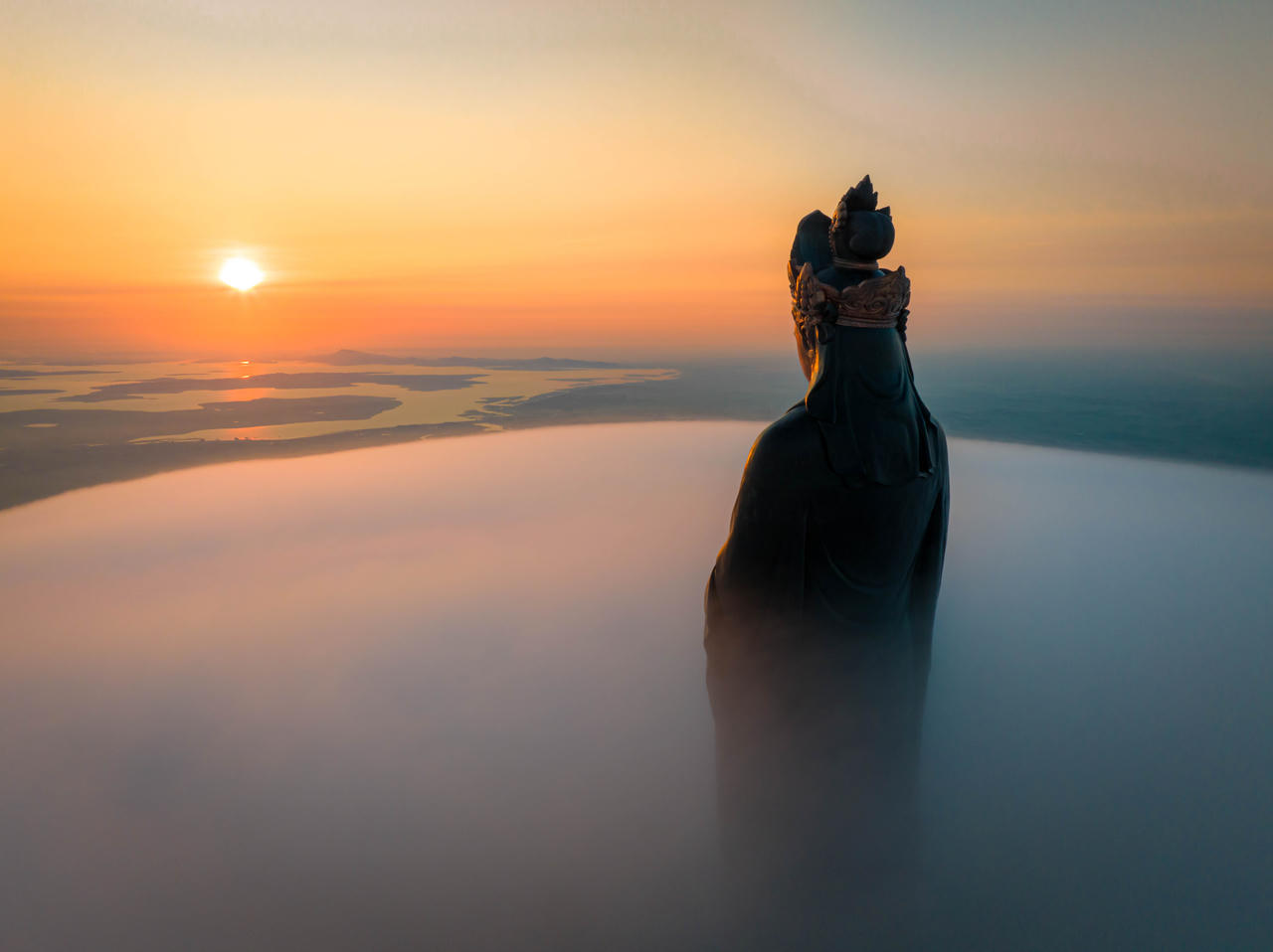 Ngắm nhìn biển mây trắng tuyệt đẹp trên Núi Bà Đen