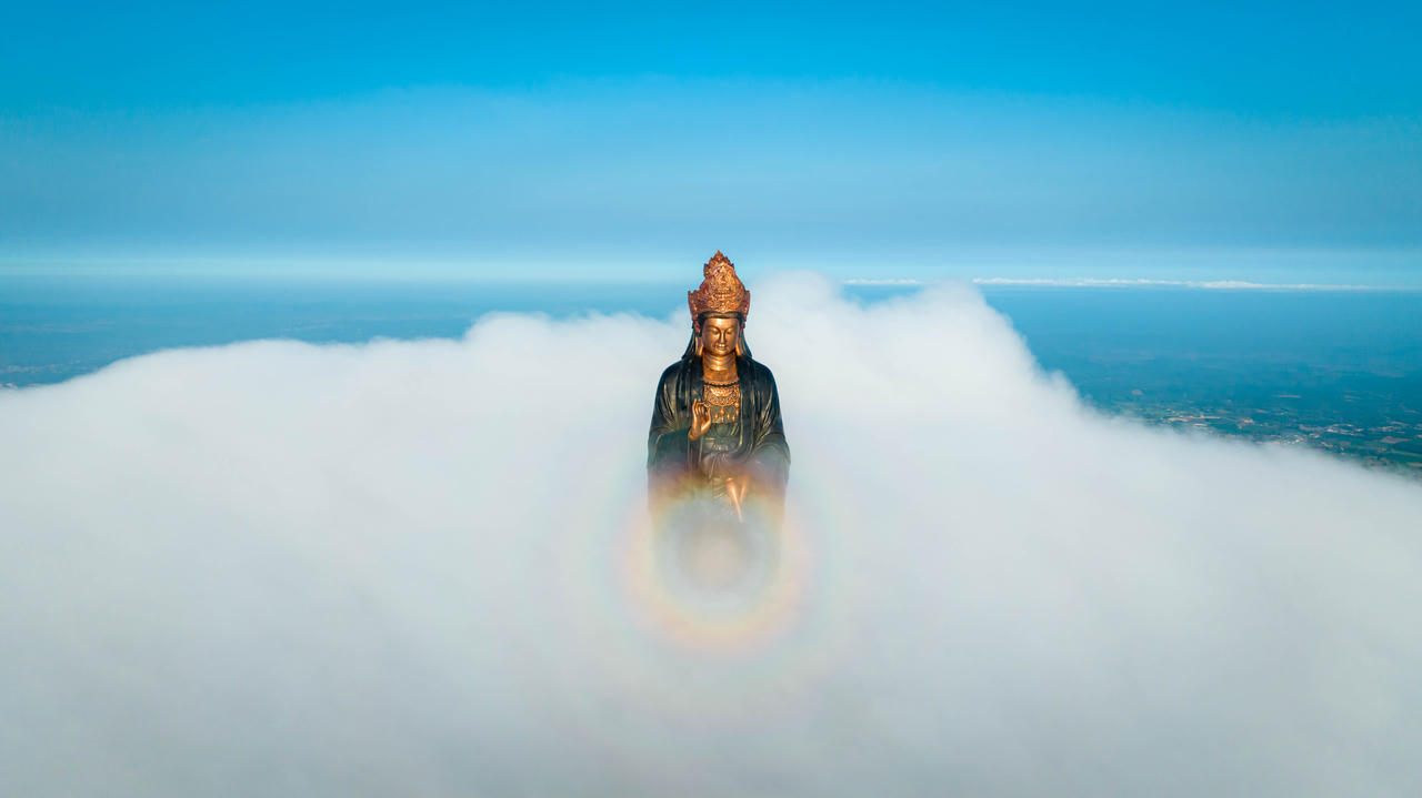 Ngắm nhìn biển mây trắng tuyệt đẹp trên Núi Bà Đen