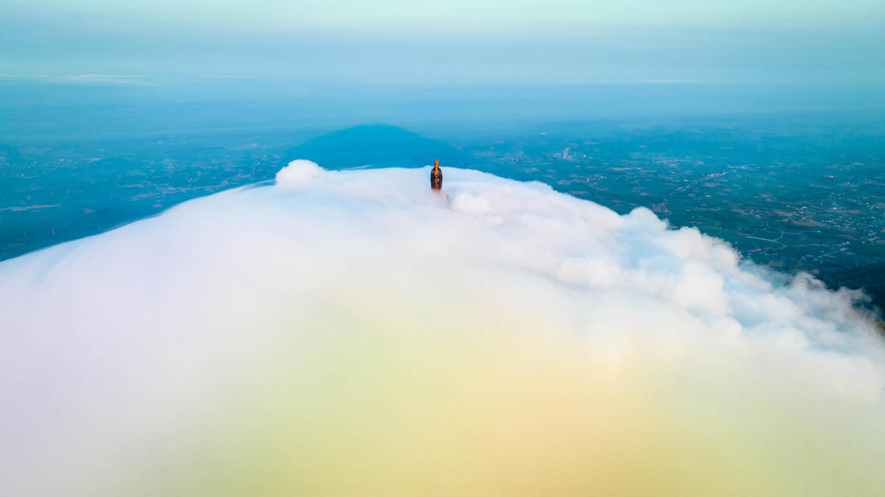 Ngắm nhìn biển mây trắng tuyệt đẹp trên Núi Bà Đen