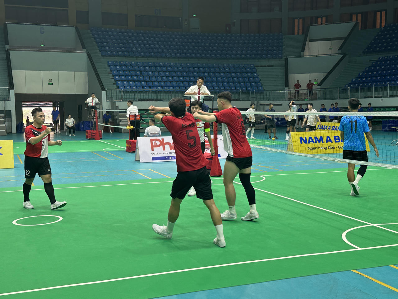 Các vận động viên hăng say thi đấu ngay sau lễ khai mạc “Giải vô địch cầu mây Quốc gia 2024”