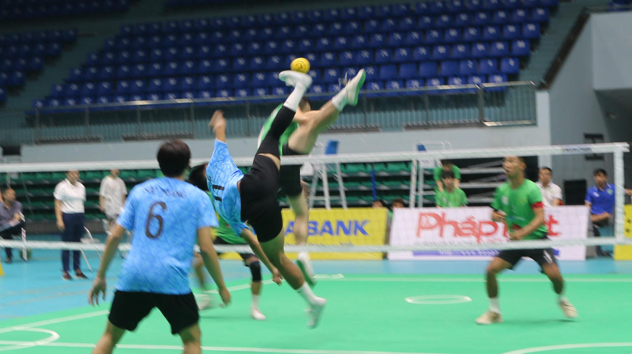 Hai đội cầu mây nam, nữ Hà Nội có lợi thế lớn sau 3 trận toàn thắng ở nội dung đồng đội 3 người.