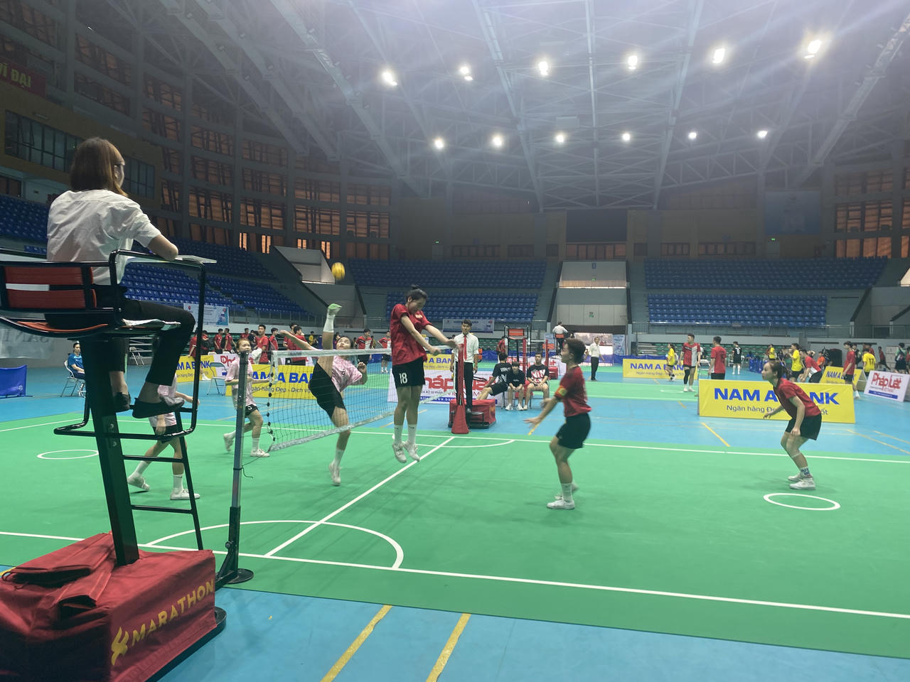 Cầu mây Hà Nội thống trị nội dung đồng đội 3 người