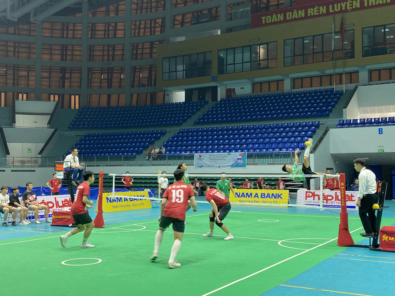 Cầu mây Hà Nội thống trị nội dung đồng đội 3 người