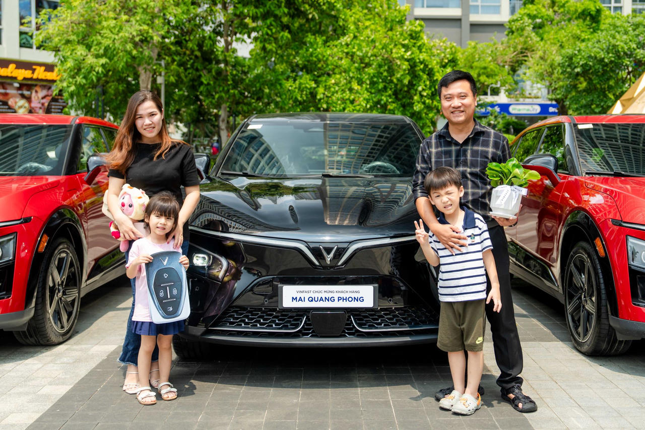 Chủ xe VinFast VF 7: ‘Nhận xe 1 tỷ mà có trang bị như xe 4 tỷ’