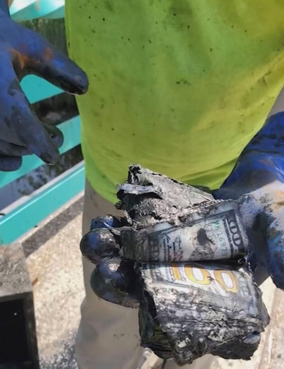 Cặp vợ chồng 'câu' được két sắt chứa 2,5 tỷ đồng dưới hồ