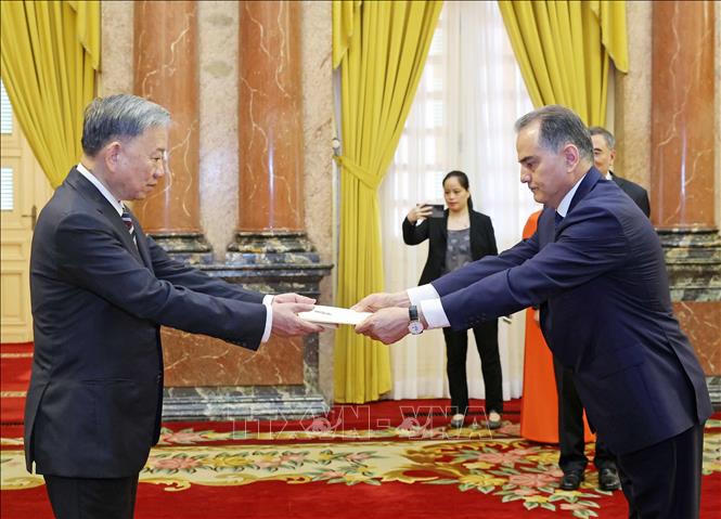 Chủ tịch nước Tô Lâm tiếp Đại sứ các nước trình Quốc thư