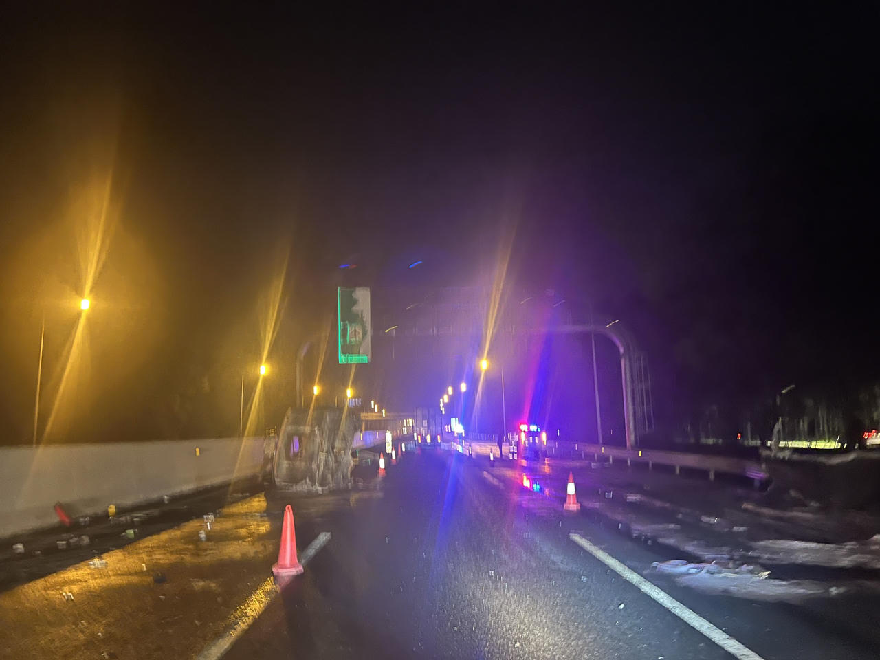 Nửa đêm, người dân vẫn nghẹt cứng trên cao tốc Hà Nội - Hải Phòng