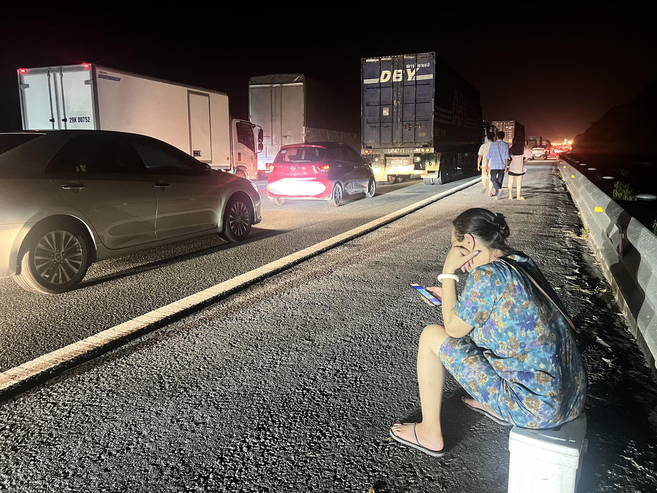 Nửa đêm, người dân vẫn nghẹt cứng trên cao tốc Hà Nội - Hải Phòng