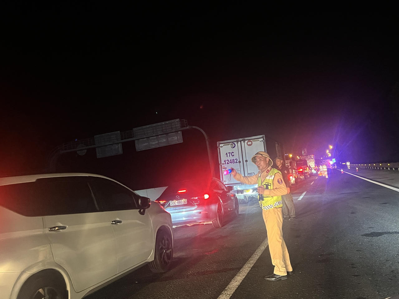 Nửa đêm, người dân vẫn nghẹt cứng trên cao tốc Hà Nội - Hải Phòng