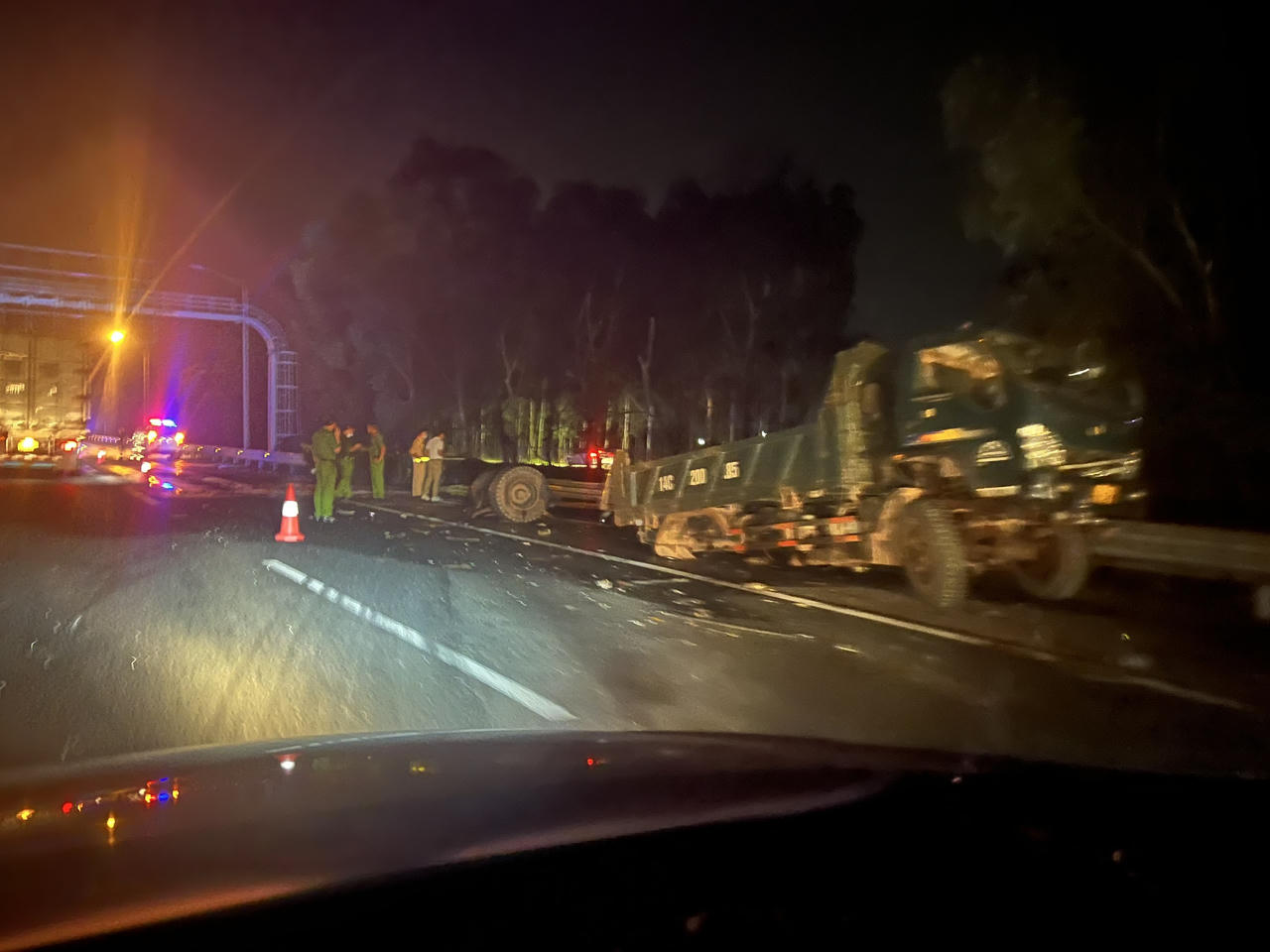 Nửa đêm, người dân vẫn nghẹt cứng trên cao tốc Hà Nội - Hải Phòng