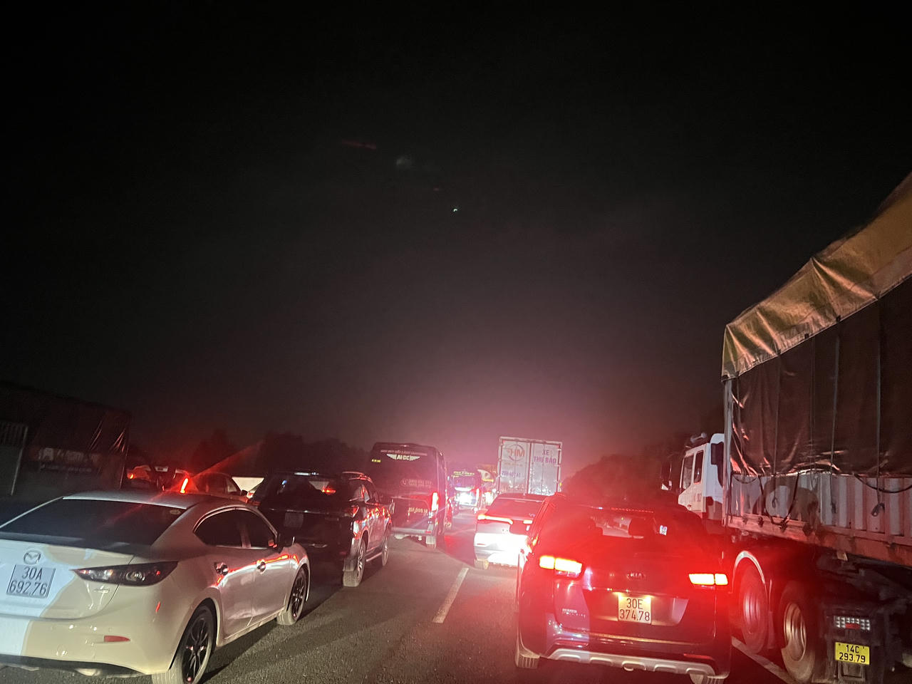 Nửa đêm, người dân vẫn nghẹt cứng trên cao tốc Hà Nội - Hải Phòng