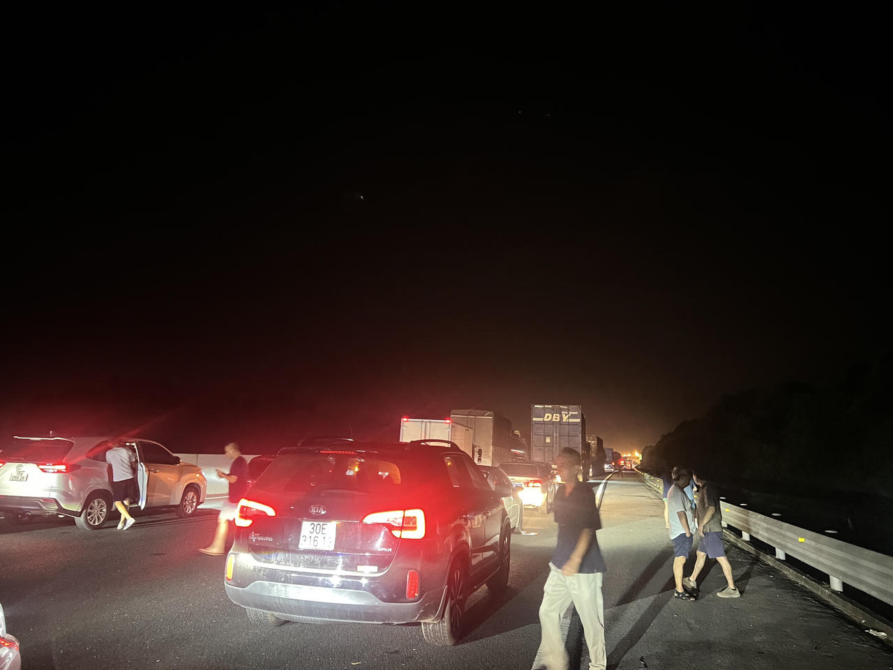 Nửa đêm, người dân vẫn nghẹt cứng trên cao tốc Hà Nội - Hải Phòng