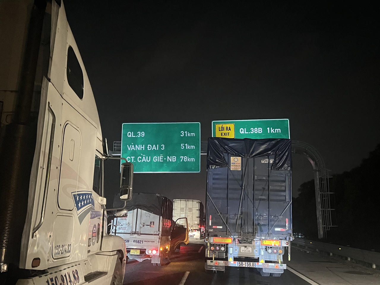 Nửa đêm, người dân vẫn nghẹt cứng trên cao tốc Hà Nội - Hải Phòng