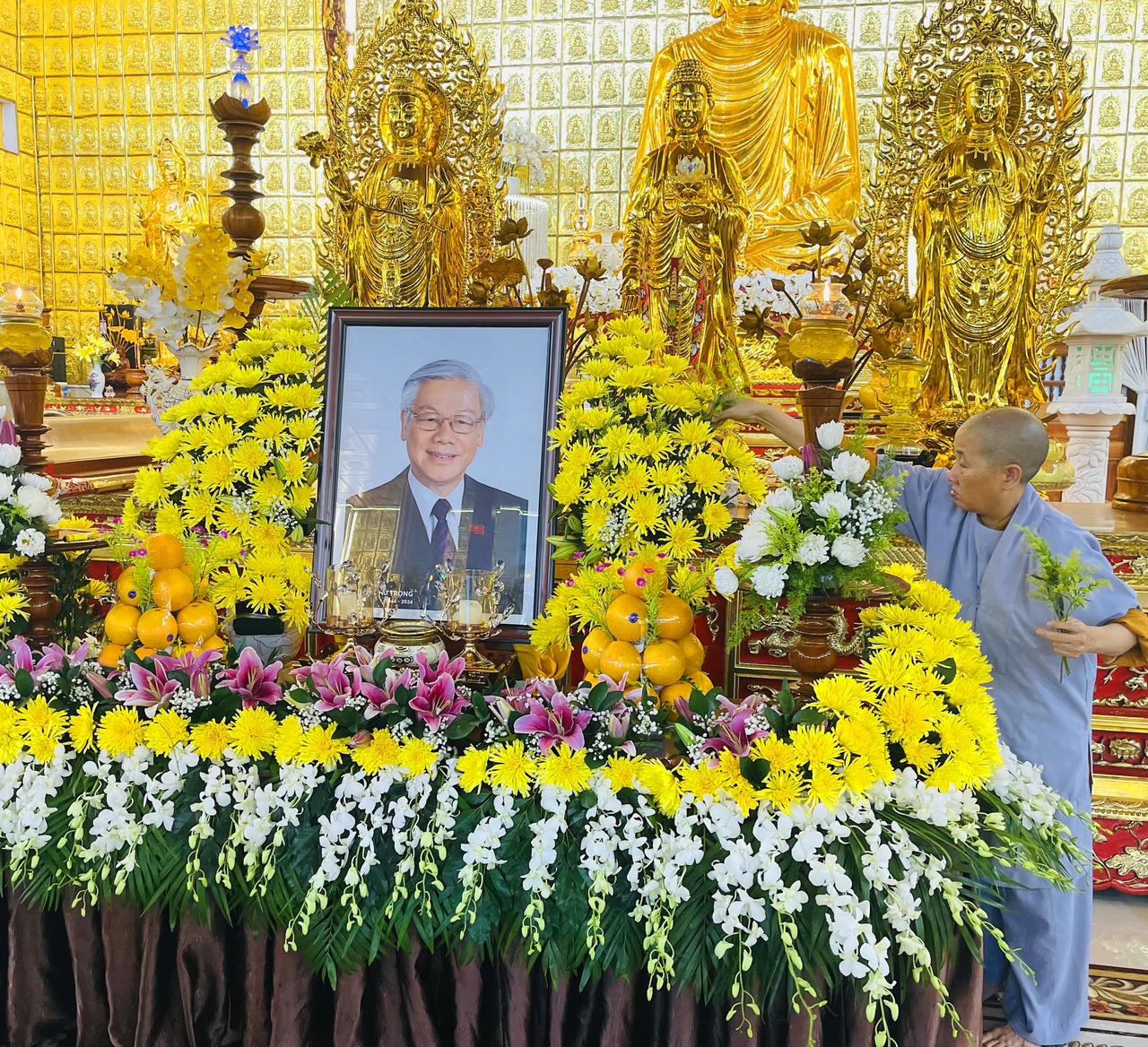 Phật tử nguyện cầu trước hương linh Tổng Bí thư Nguyễn Phú Trọng