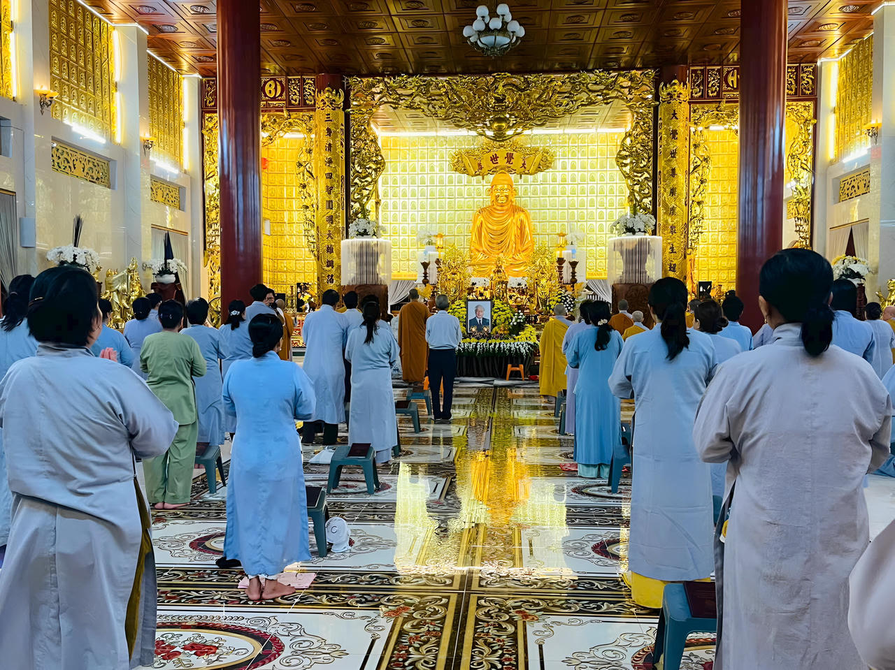 Phật tử nguyện cầu trước hương linh Tổng Bí thư Nguyễn Phú Trọng