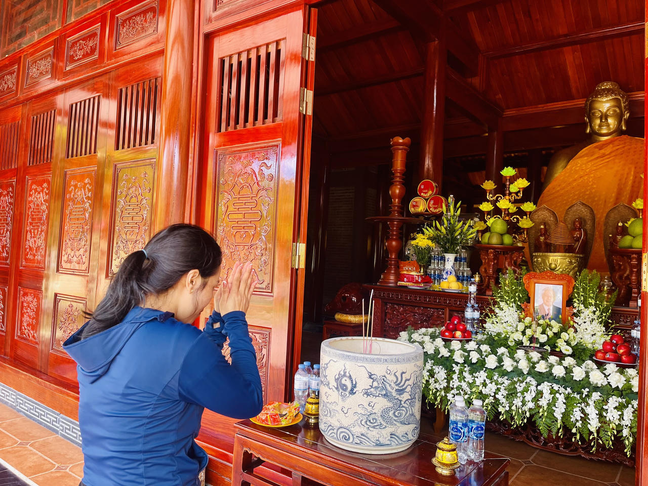 Phật tử nguyện cầu trước hương linh Tổng Bí thư Nguyễn Phú Trọng