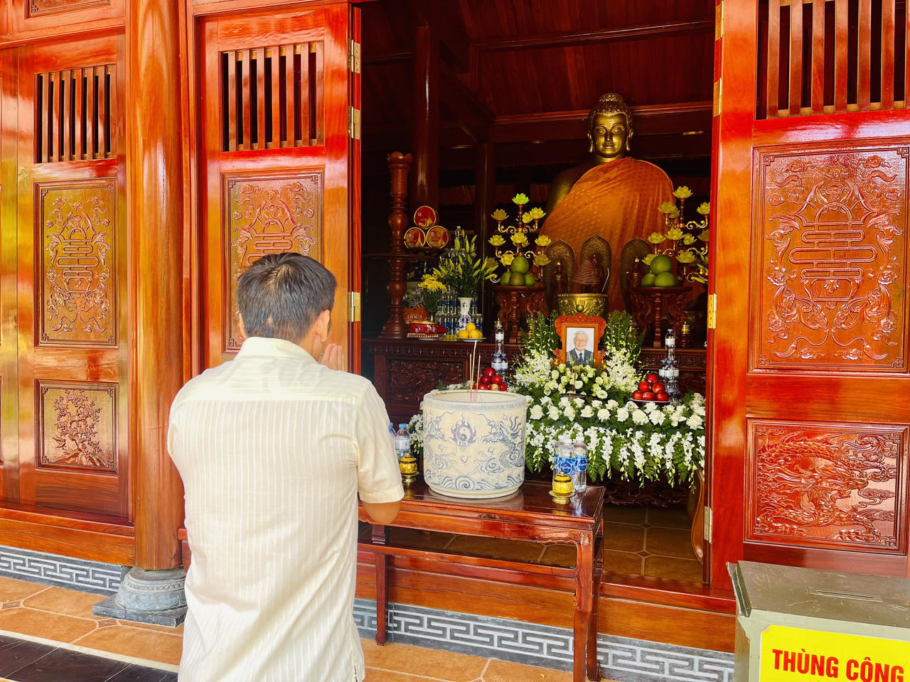 Phật tử nguyện cầu trước hương linh Tổng Bí thư Nguyễn Phú Trọng
