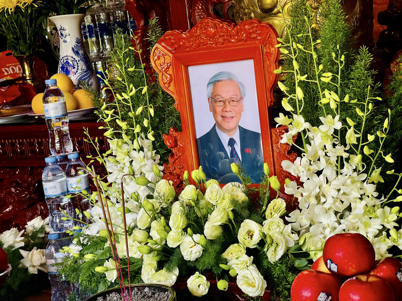 Phật tử nguyện cầu trước hương linh Tổng Bí thư Nguyễn Phú Trọng