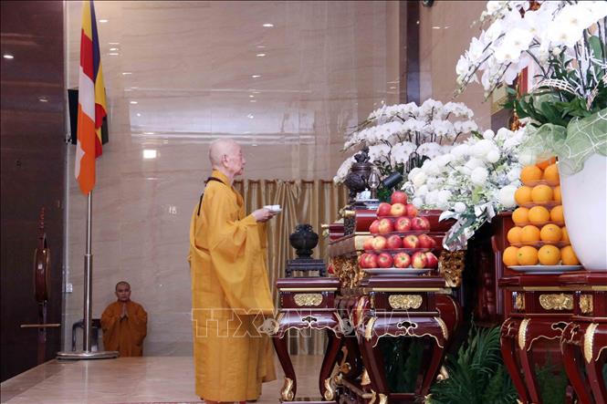 Phật tử nguyện cầu trước hương linh Tổng Bí thư Nguyễn Phú Trọng