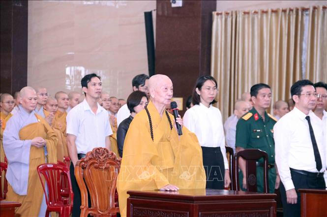 Phật tử nguyện cầu trước hương linh Tổng Bí thư Nguyễn Phú Trọng