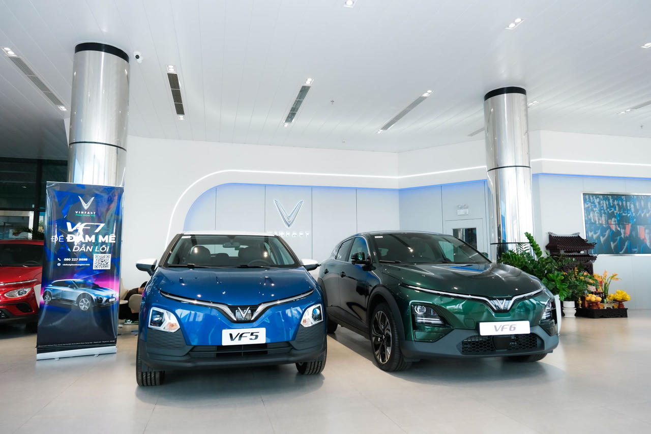 Cận cảnh showroom 8.000m2 lớn nhất Việt Nam của VinFast 