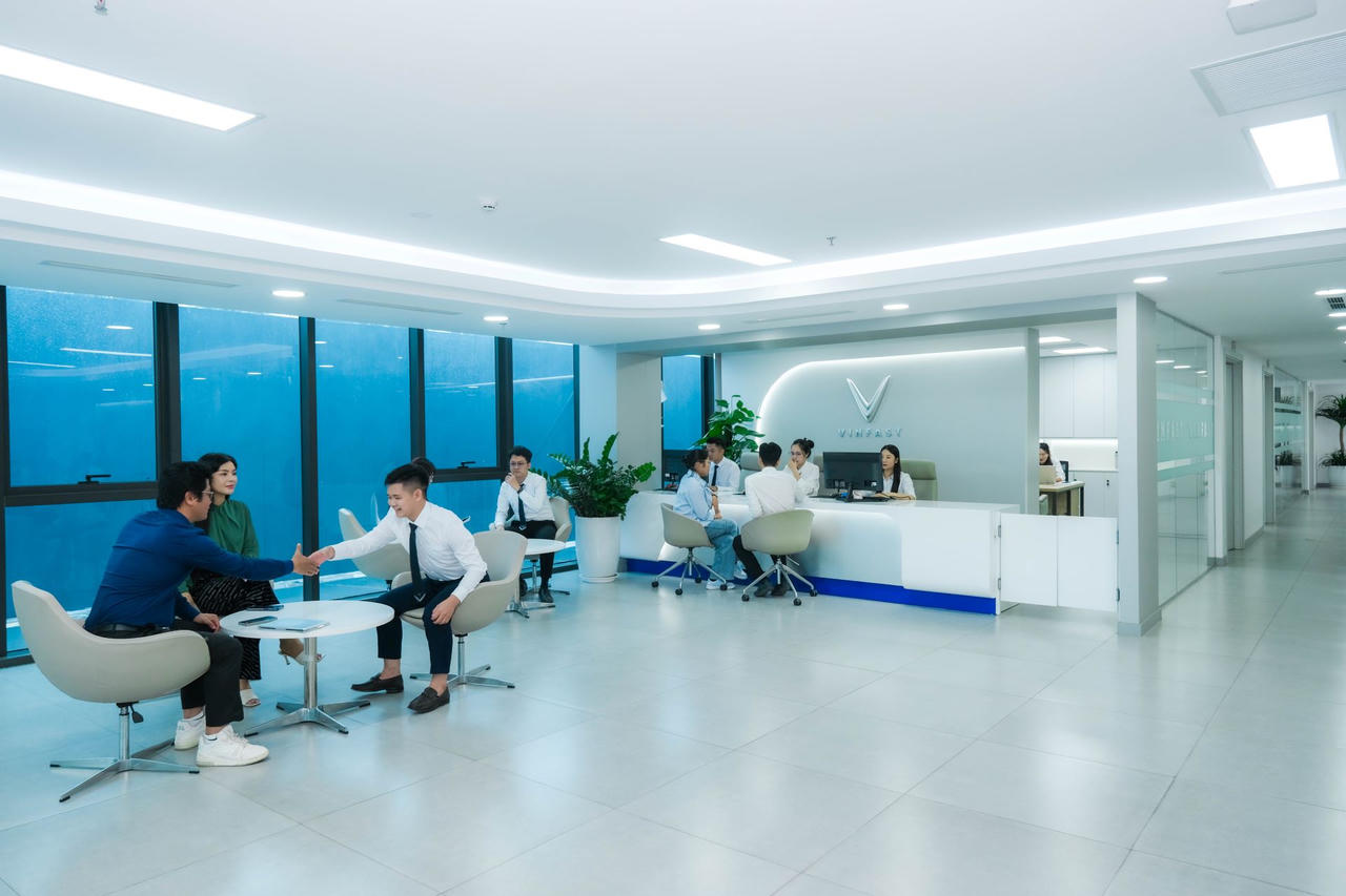 Cận cảnh showroom 8.000m2 lớn nhất Việt Nam của VinFast 