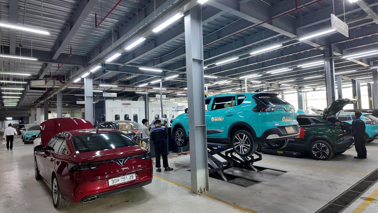 Cận cảnh showroom 8.000m2 lớn nhất Việt Nam của VinFast 