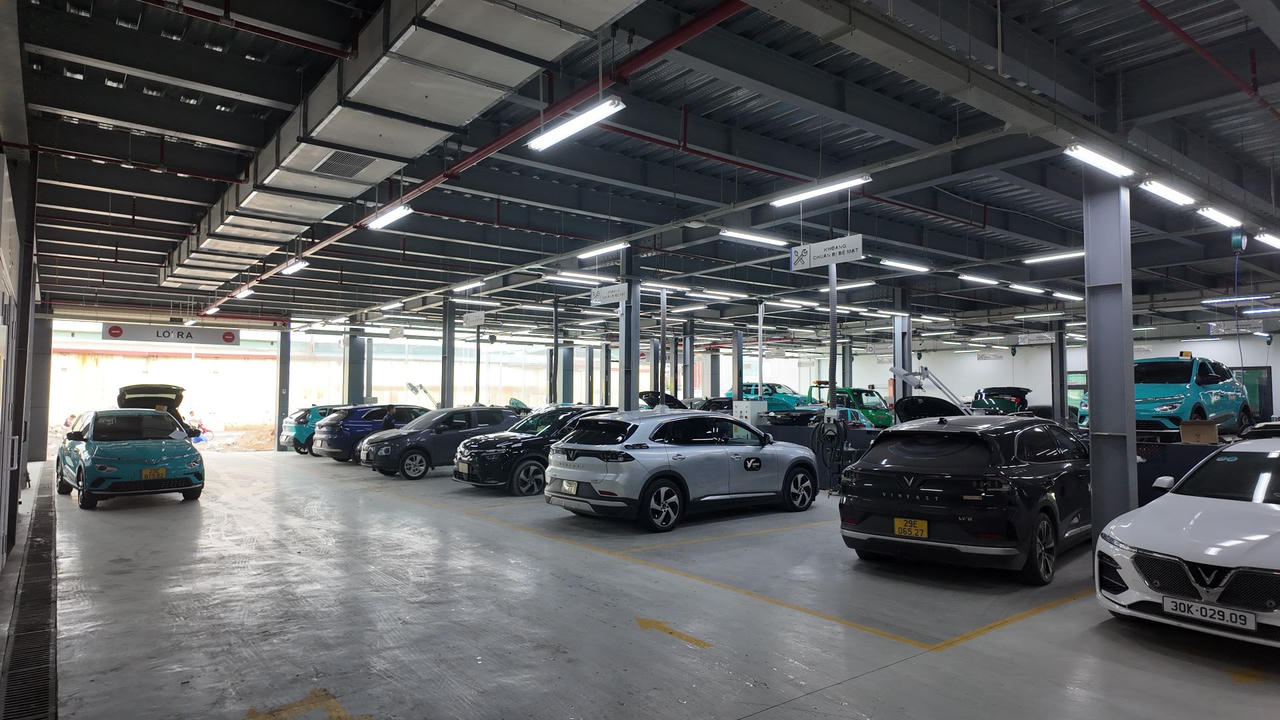 Cận cảnh showroom 8.000m2 lớn nhất Việt Nam của VinFast 