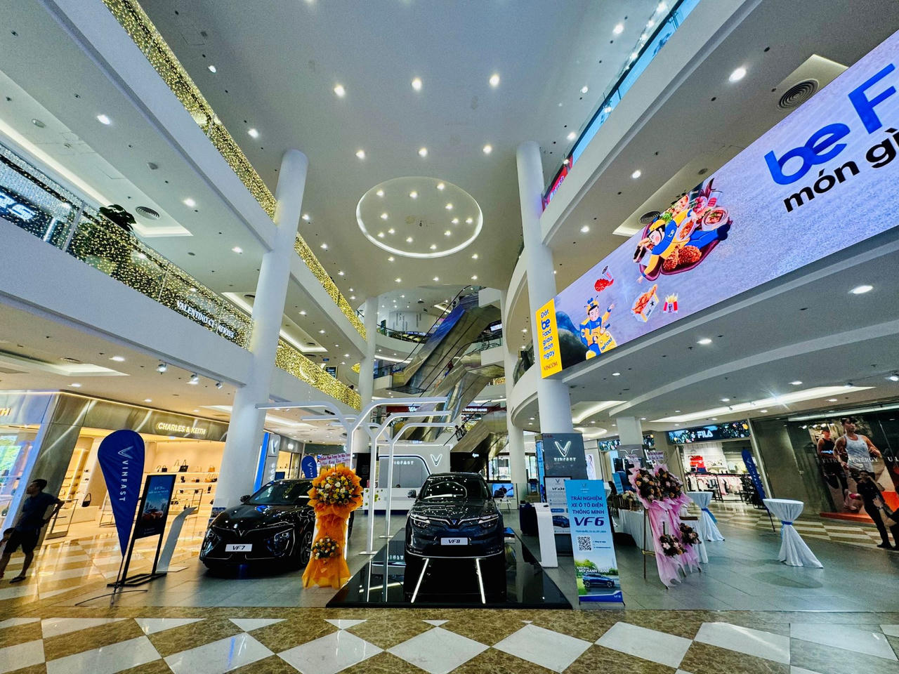 Cận cảnh showroom 8.000m2 lớn nhất Việt Nam của VinFast 