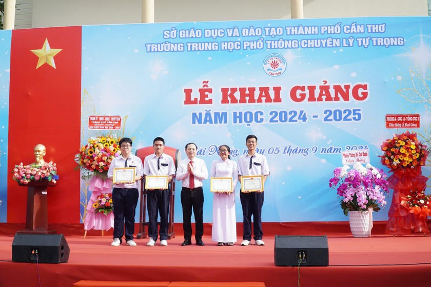 Không khí háo hức chào đón năm học mới tại khắp các tỉnh thành cả nước
