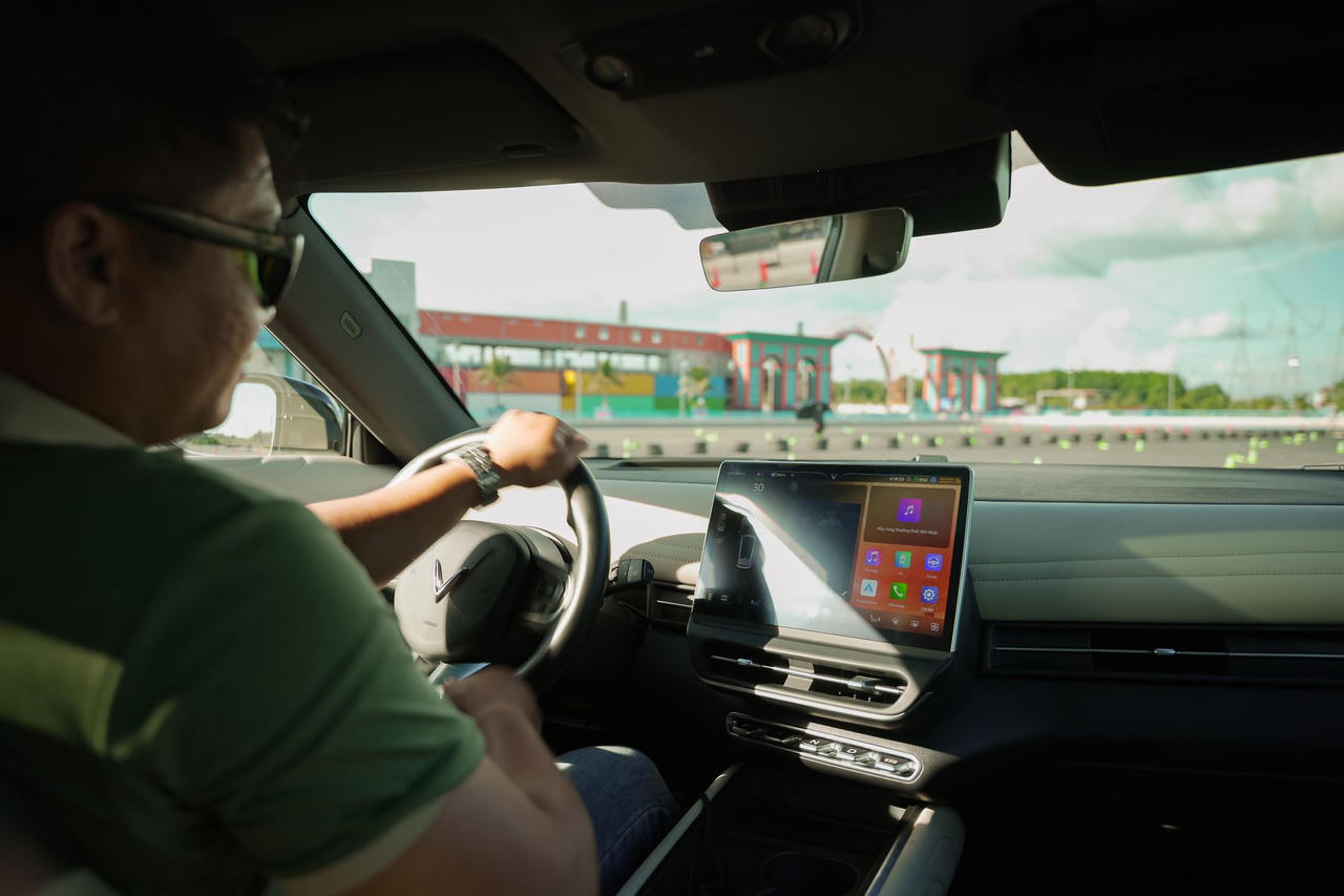 Ngoại hình “hết nước chấm” của VinFast VF 7 chinh phục khách Việt