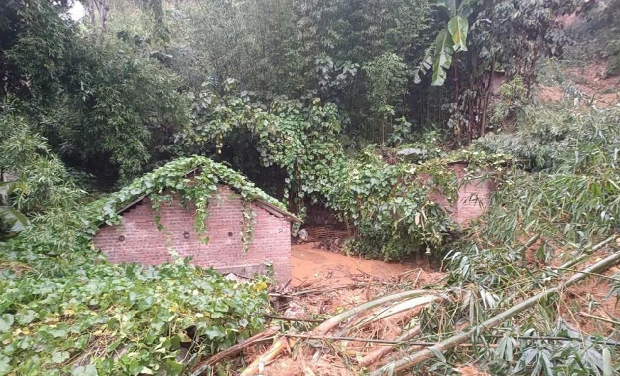 Hàng loạt vụ sạt lở đất kinh hoàng cướp đi nhiều sinh mạng 