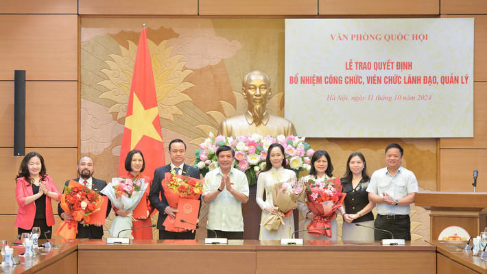 Tổng Thư ký Quốc hội, Chủ nhiệm Văn phòng Quốc hội Bùi Văn Cường trao quyết định bổ nhiệm cán bộ 