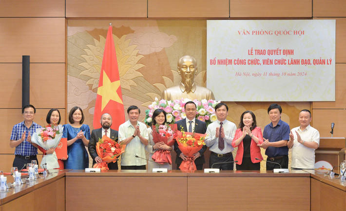 Tổng Thư ký Quốc hội, Chủ nhiệm Văn phòng Quốc hội Bùi Văn Cường trao quyết định bổ nhiệm cán bộ 