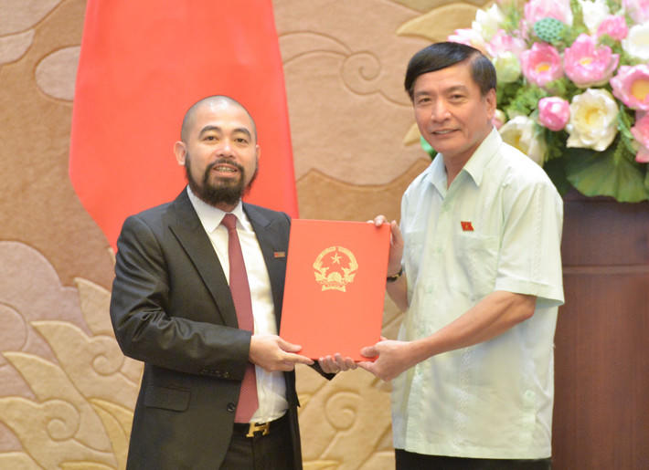 Tổng Thư ký Quốc hội, Chủ nhiệm Văn phòng Quốc hội Bùi Văn Cường trao quyết định bổ nhiệm cán bộ 